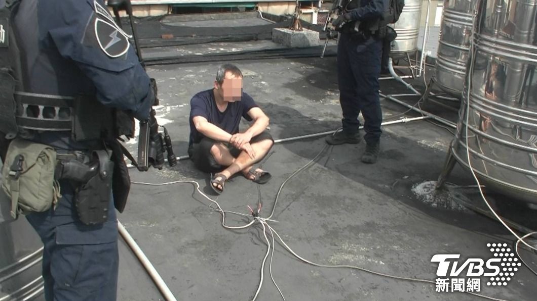 擁槍男見警上門慫躲水塔 「槍彈藏冰箱」被抄出下場慘了