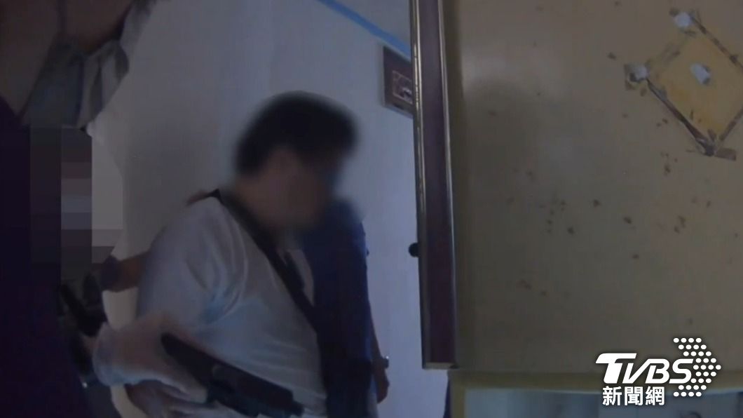 擁槍男子奔逃躲警察仍被逮。(圖/TVBS)
