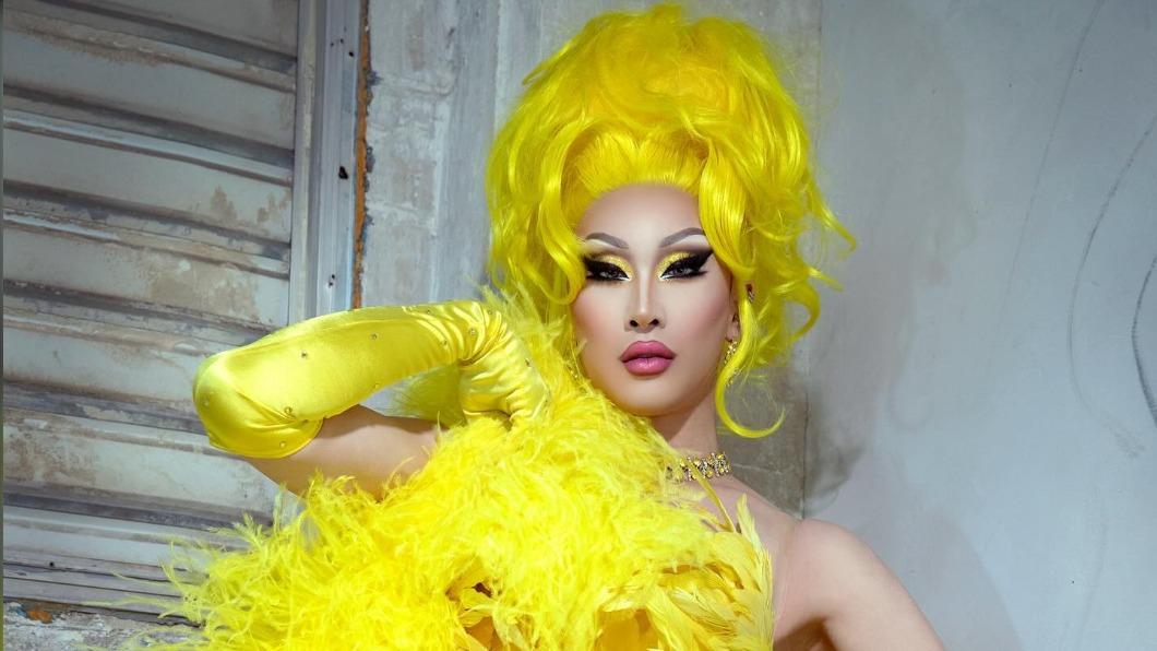 曾被言語霸凌!台灣變裝皇后妮妃雅母親挺到底 母子情感動萬人