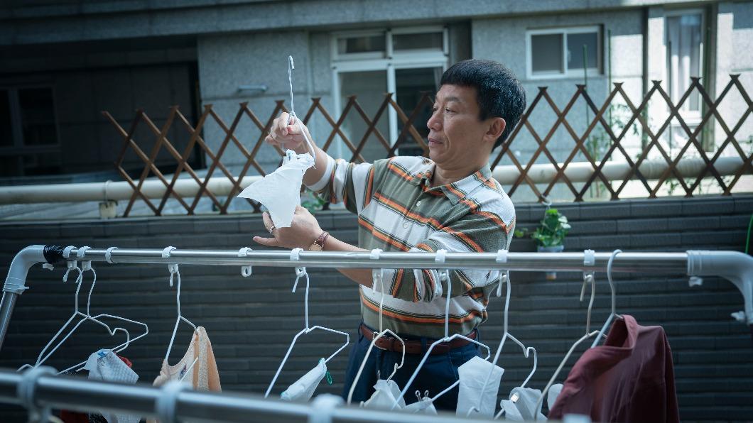 郭子乾有許多省錢妙招,在戲中竟連衛生紙都晾乾再利用。(圖/瀚草文創、LINE TV提供)