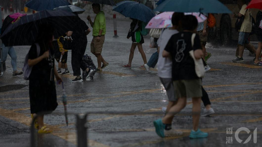 香港強風暴雨來襲！預計1、2小時雨勢大增　將連下7天