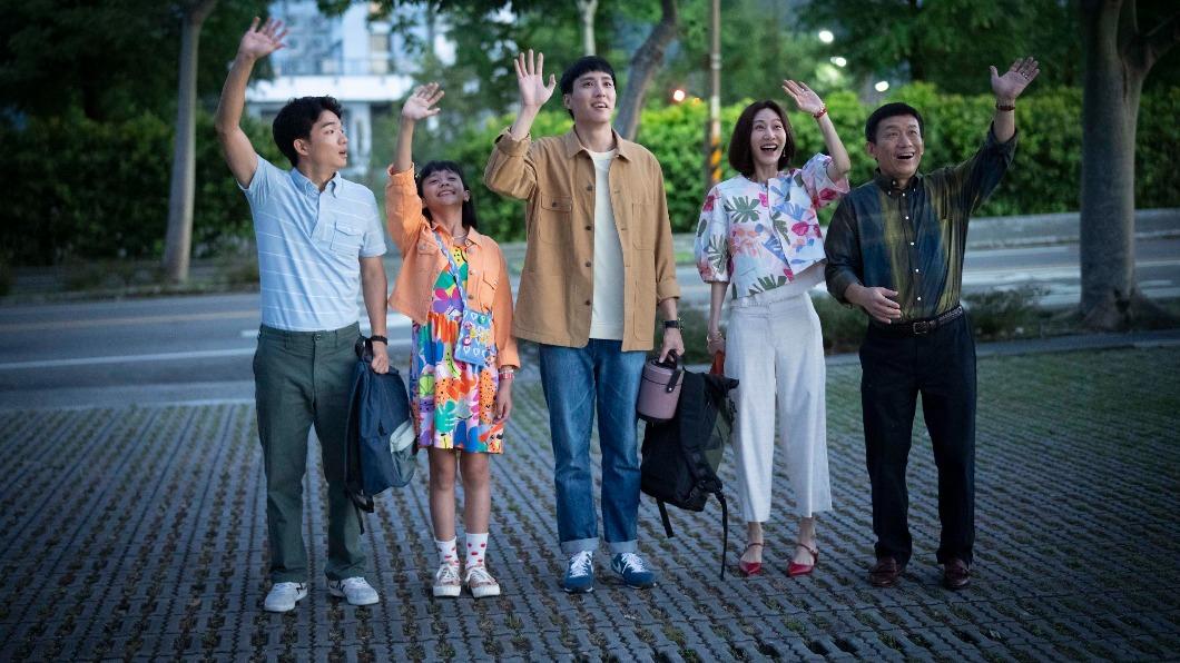 胡智強、余晉、陳昭妃、曾莞婷、郭子乾組成「省錢家族」。(圖/瀚草文創、LINE TV提供)