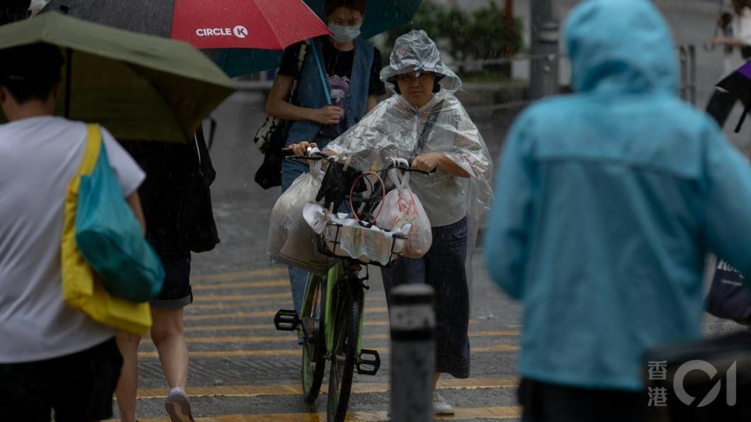 香港天文台發出暴雨警告。（圖／香港01）