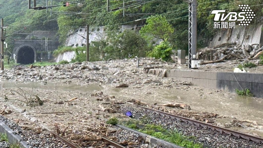 花蓮大雨釀土石流!台鐵「和仁-崇德」雙向中斷 公路也不通