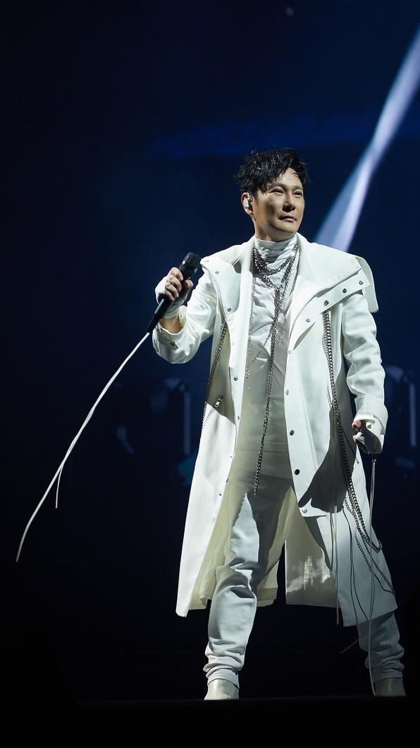 張信哲在演唱到〈做你的男人〉時，張信哲大撩全場所有的「張太太」們。（圖／潮水音樂提供）