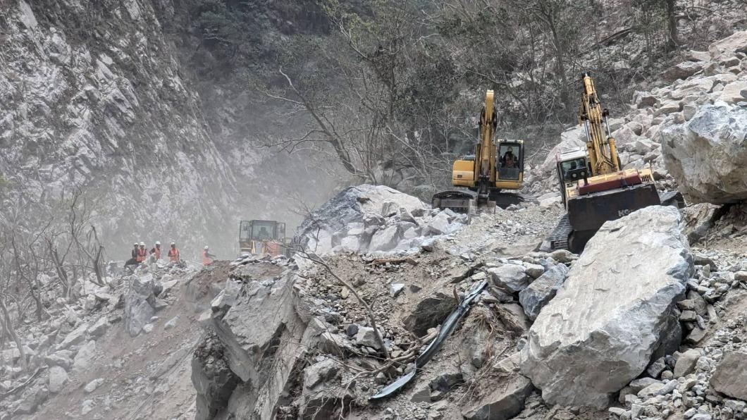 中橫坍方「千噸巨石」阻路 流芳橋段搶通、17時單線雙向放行