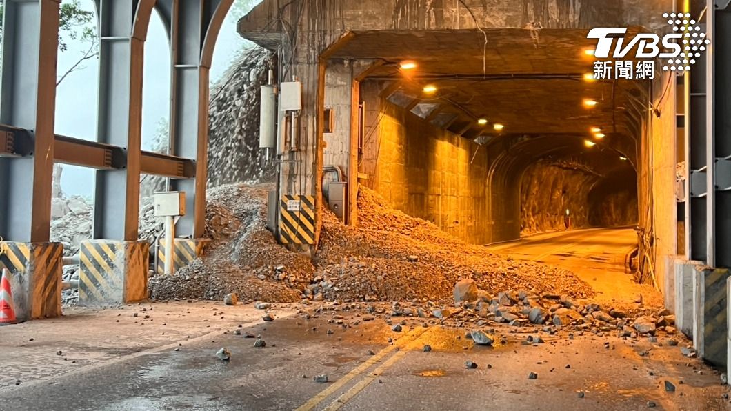 公路也封！台9線「黃泥沙土石」狂瀉　現場畫面曝