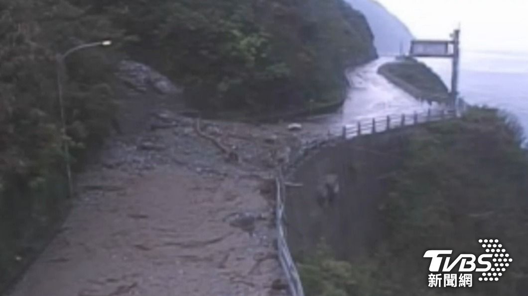 台9丁線65.5公里邊坡土石流淹沒公路。（圖／TVBS）