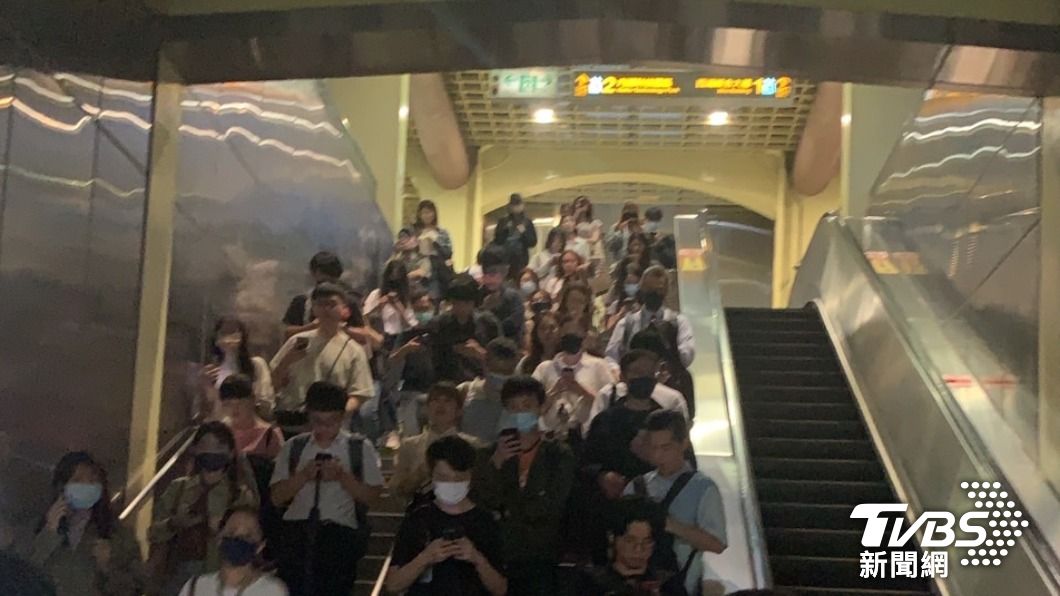 下班塞爆!捷運文湖線車廂突暗燈 「無預警停駛」官方急回應