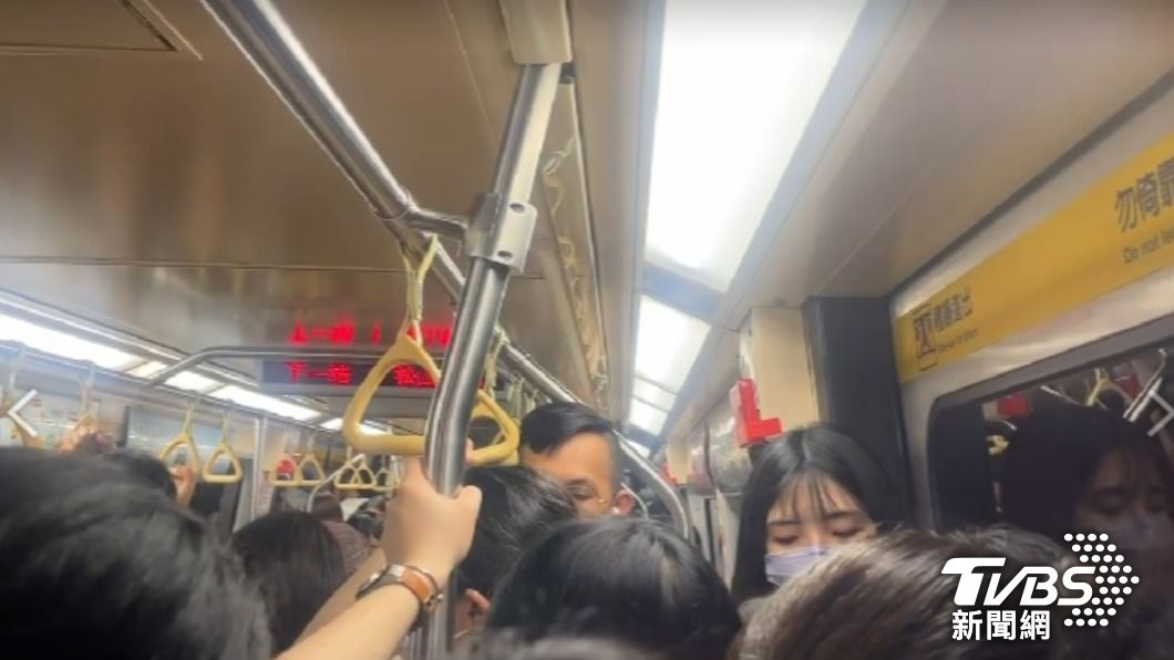 文湖線車廂突然暗燈。(圖/TVBS)
