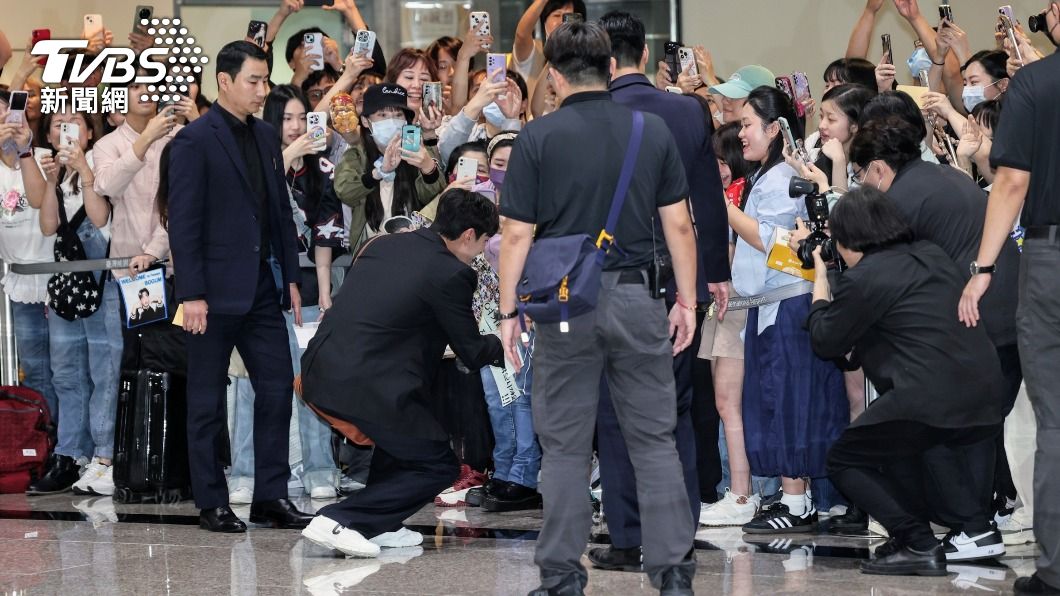看到小朋友粉絲,朴寶劍特地蹲下來幫忙簽名。(圖/趙世平攝)