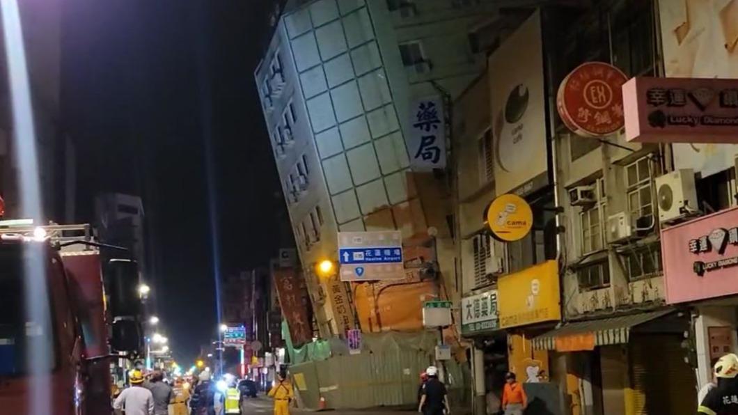 花蓮凌晨6.3地震,「富凱大飯店」傾斜,警消趕抵中山路封路。(圖/TVBS)