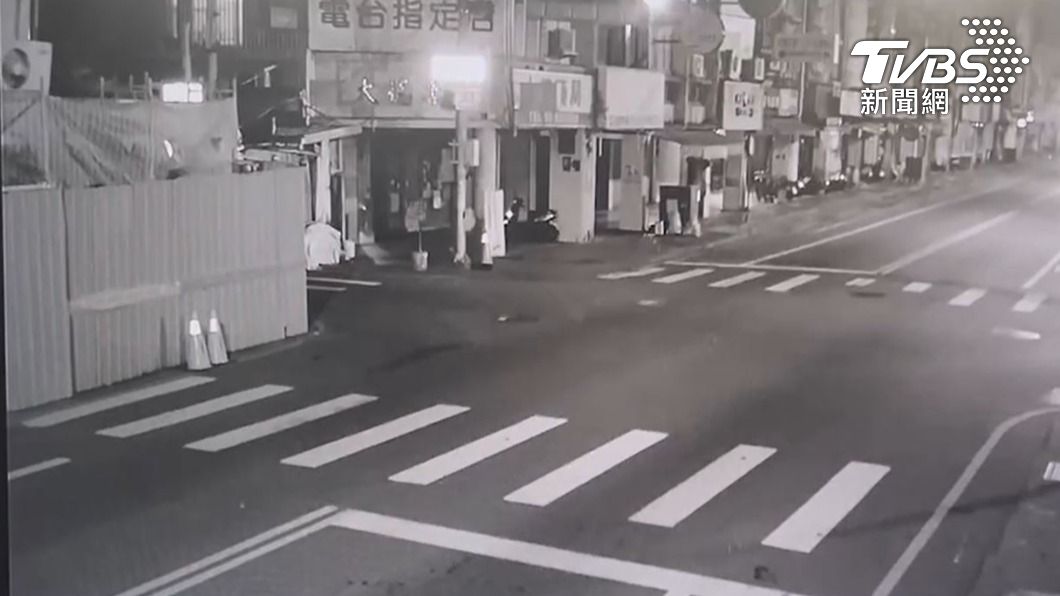 地震數秒後,富凱大飯(左上角)已經傾斜,從招牌變成冷氣機。(圖/TVBS)