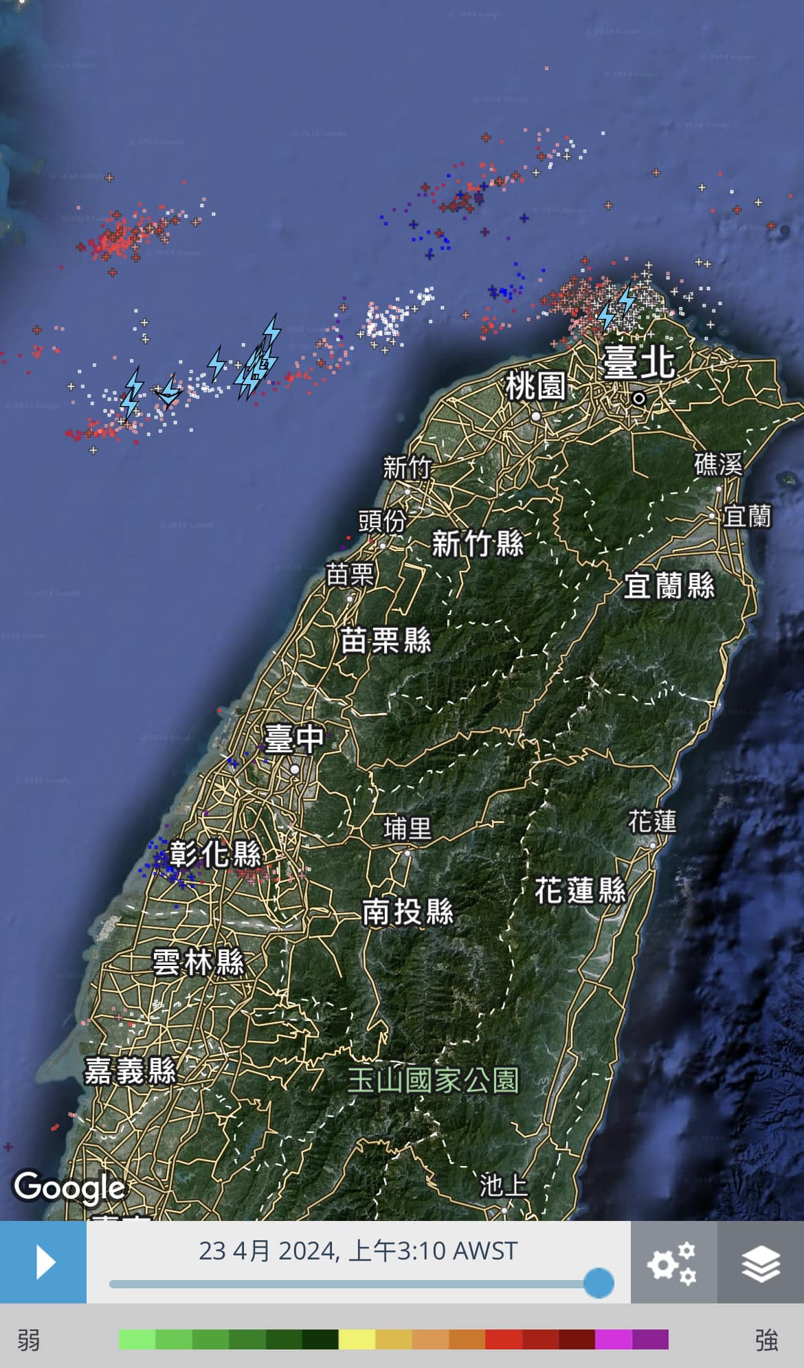 氣象粉專解答與雷雨胞在附近,閃電訊號旺盛。(圖/翻攝自台天氣風險 WeatherRisk臉書)