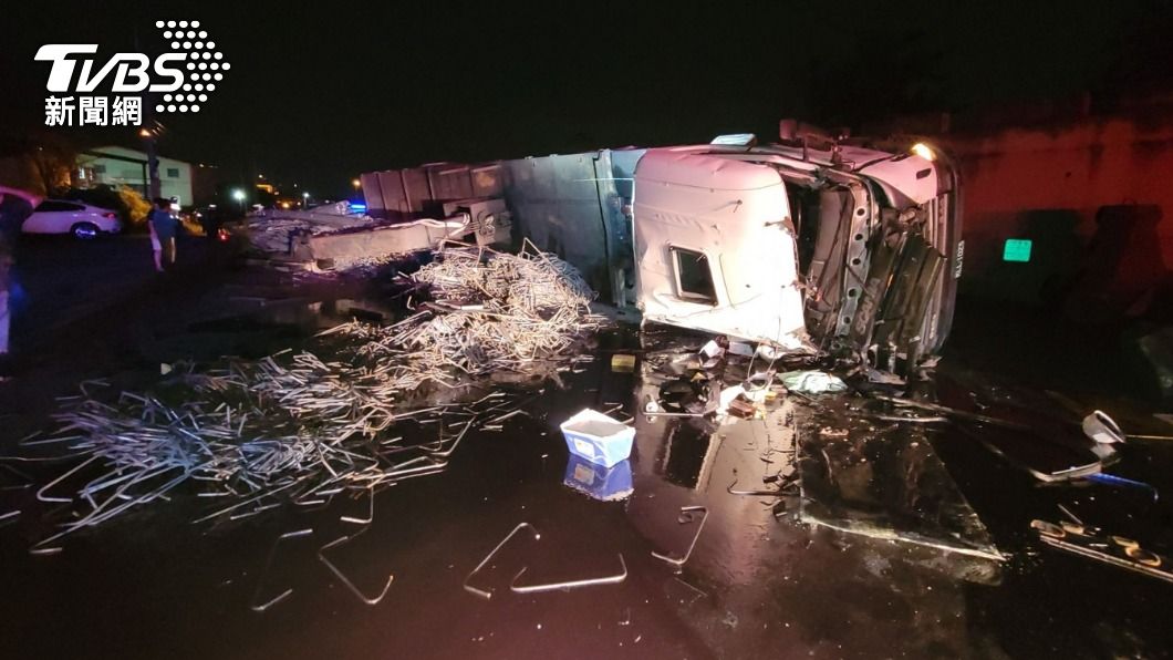 又是酒駕!曳引車90度翻「海量鋼筋」噴出 他頭部撕裂傷