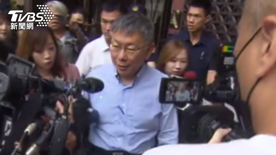 柯文哲現身台北地檢署即遭媒體包圍。(圖/TVBS)