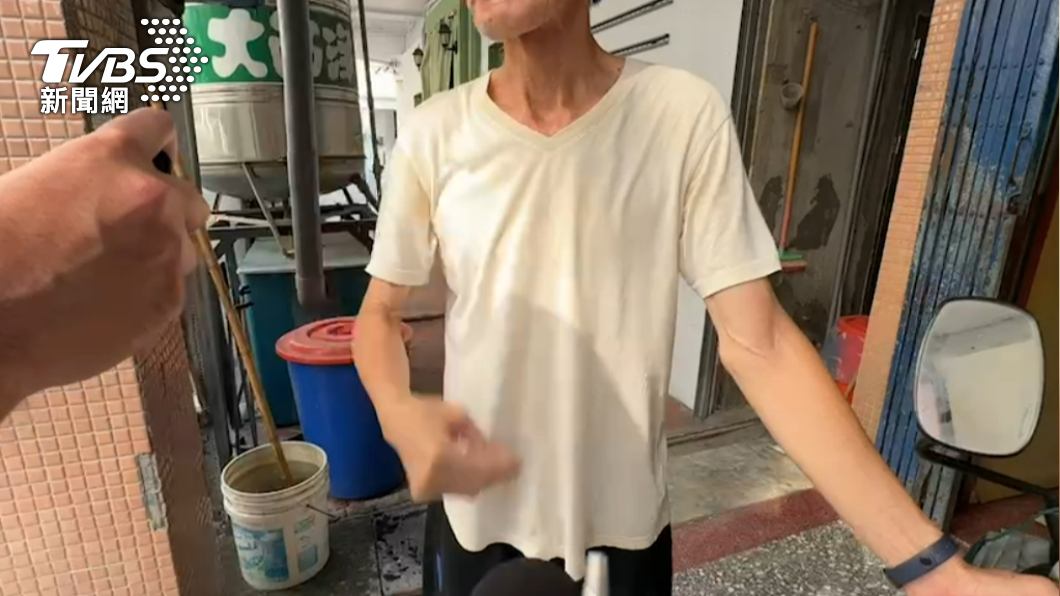 鄰居指出女子曾精神狀況不佳,持刀喊話要砍父親。(圖/TVBS)