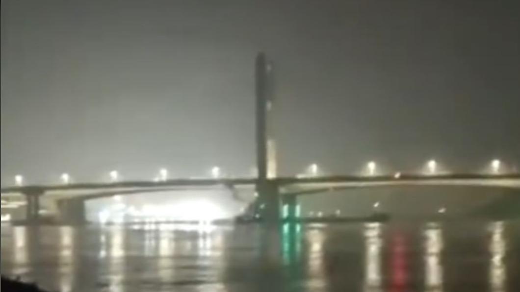當事船隻撞擊九江大橋的防撞墩後沉沒，船上11人有7人獲救、其餘4人仍處於失聯狀態。（圖／翻攝自微博@澎湃新聞）
