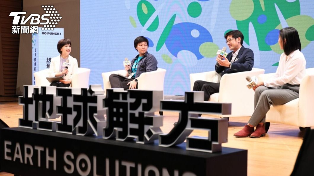郭哲宏（右二）提到，許多塑膠沒有被妥善管理，造成生態被破壞。（圖／張哲鳴攝）