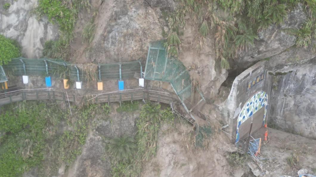 花蓮「親不知子天空步道」入口遭埋。(圖/翻攝自花蓮縣豐濱鄉公所臉書)