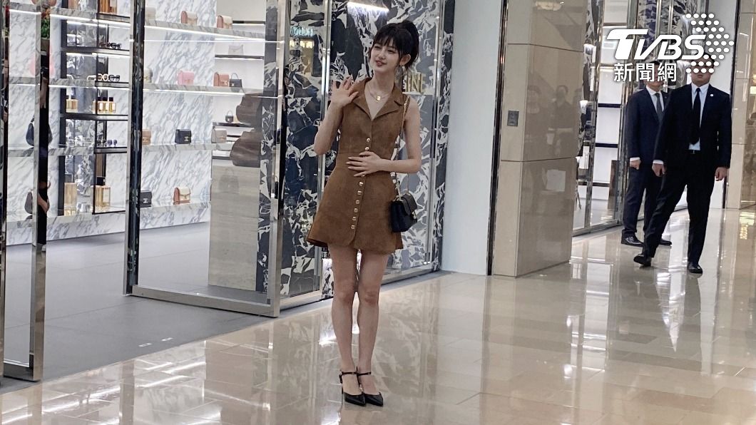 Danielle今天簡單跟粉絲打招呼後就進店逛逛。(圖/林坤緯攝)