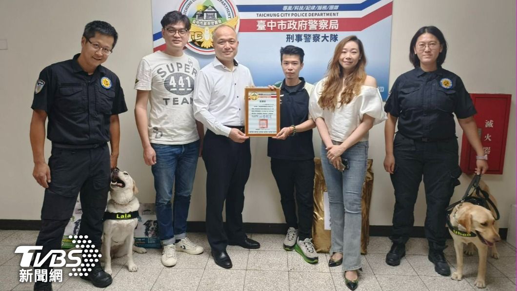 企業蹭送飼料。(圖/TVBS)