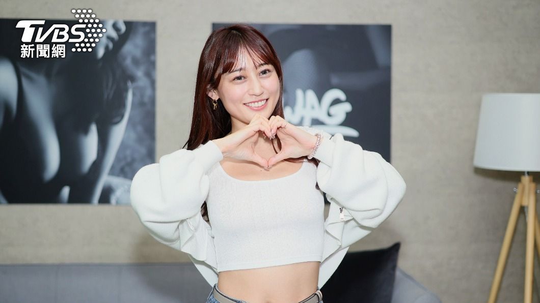 好晃!日女星登台「白T無罩激凸」抖H級巨彈 放話直播表演「噴水」