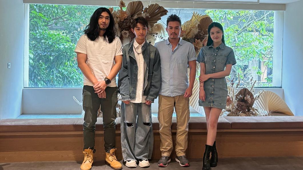 左起導演詹家維、楊博智、范逸臣、那祈出席《蒼蠅歌手》記者會。(圖/客家電視台提供)