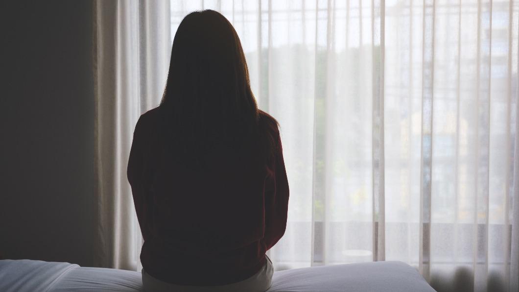 英國噁男「偷拍18歲繼女」!藏3百多張裸照 只判1年10月
