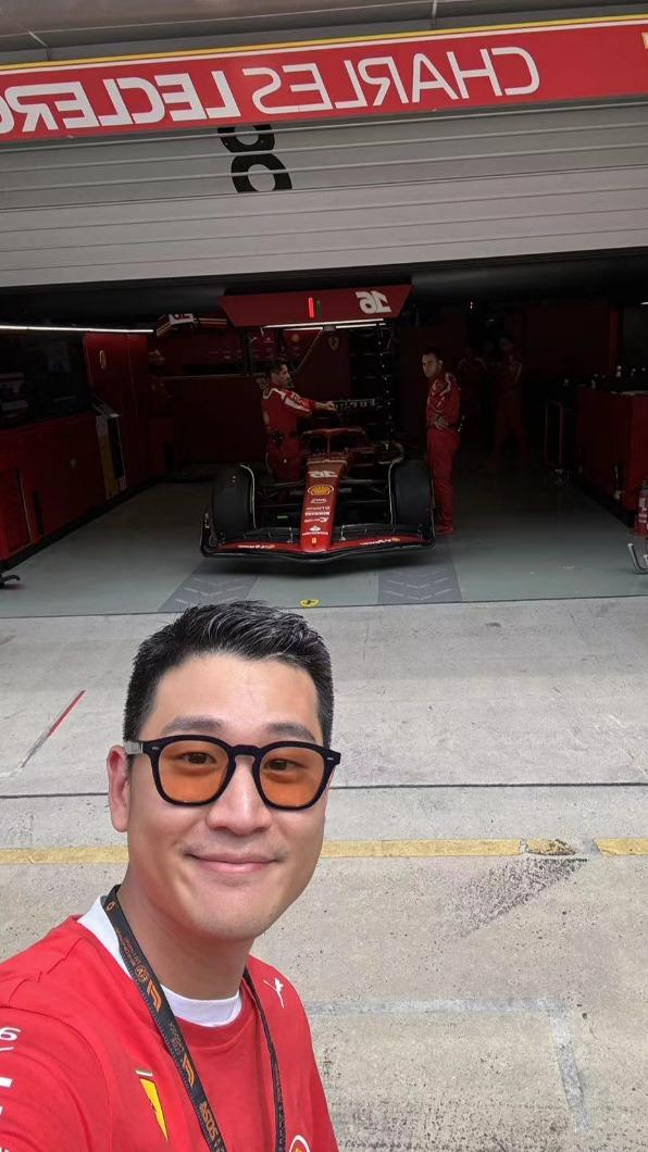 周興哲非常喜歡車。(圖/星空飛騰提供)