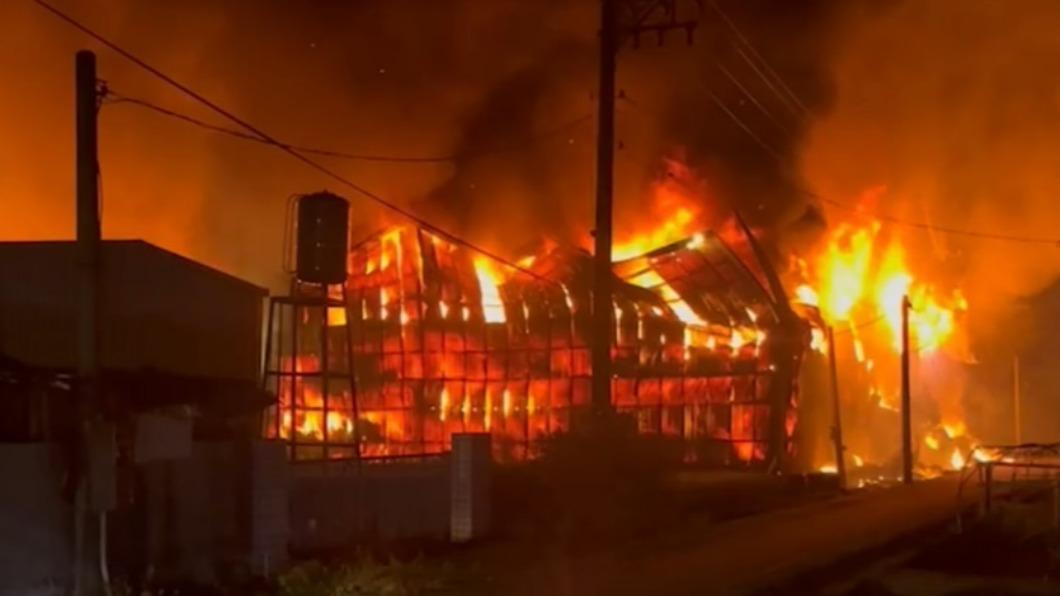 消防出動20車39人前往搶救。(圖/記者爆料網)