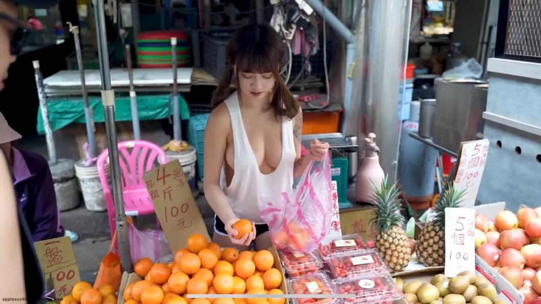 黑男向正妹請教如何挑到好吃的水果。（圖／翻攝自YouTube頻道《黑男邱比特》）