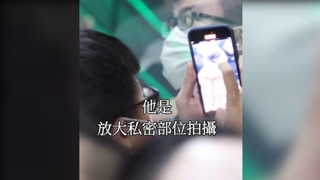男觀眾狂拍乳儒裙底。(圖/翻攝自IG@t40533)