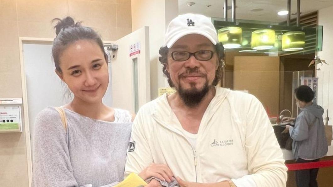 退螢光幕6年!72歲野生張菲被捕獲 「和女星勾手照」驚人近況曝