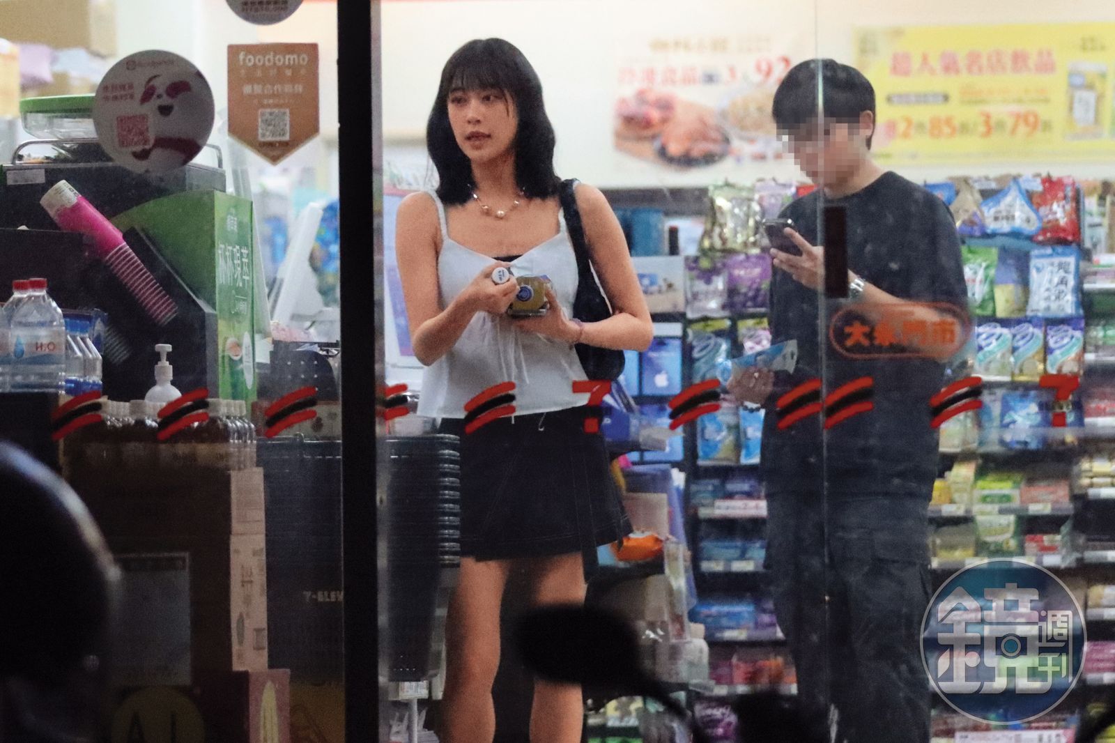 00:24,將車停回林亭翰家後,雨婷先到便利商店買東西。(圖/鏡週刊)