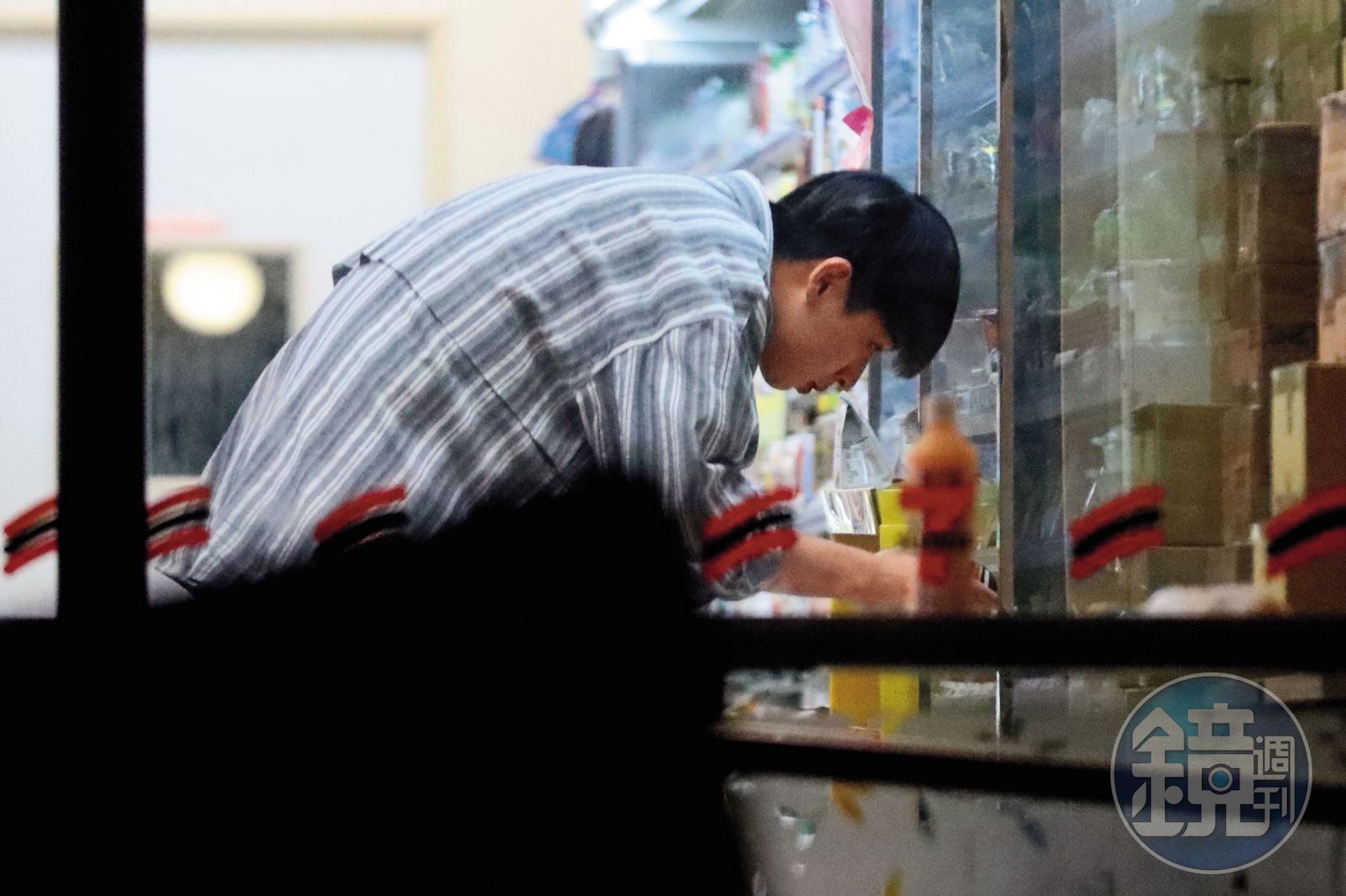00:25,接著輪到林亭翰出門到便利商店,兩人特地一前一後分開行動。(圖/鏡週刊)