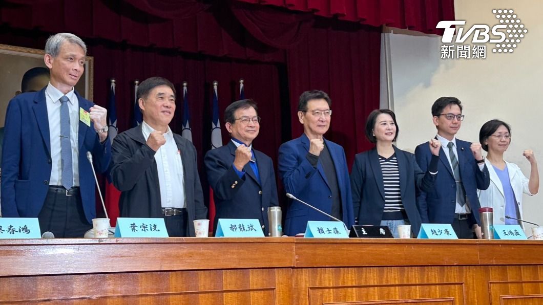 國民黨立委賴士葆、牛煦庭、王鴻薇,以及中廣董事長趙少康、台北市前市長郝龍斌於今(24)日上舉辦「維持核能發電,降低能源危機」記者會。(圖/林至柔攝)