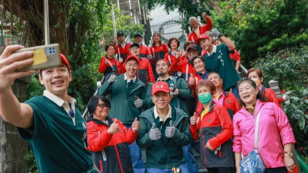 卜學亮(第一排中)和姚元浩(第二排右一)總是離很遠。(圖/好看娛樂提供)
