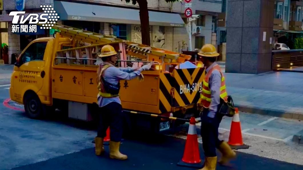台電派出3組人員前往搶修,約於50分鐘後成功復電。(圖/TVBS)