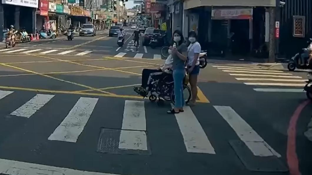 台南輪椅嬤遇行人地獄!8車呼嘯而過就是不讓 警全開罰
