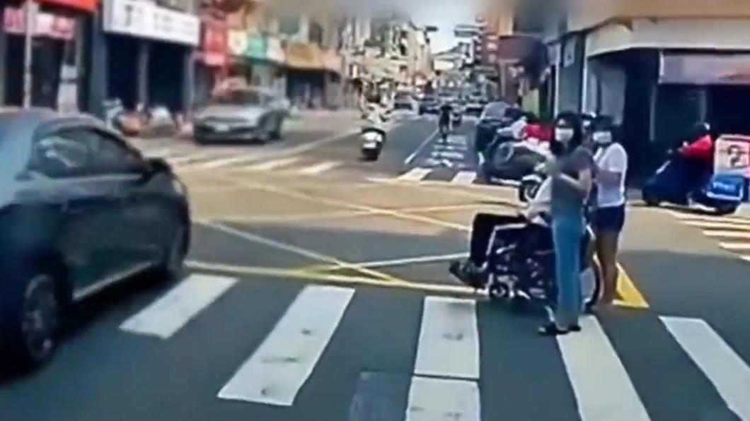 輪椅阿嬤與兩名女子尷尬卡在路邊,遭到8台車輛無視不禮讓。(圖/翻攝自 翻轉台灣交通違規交流平台)