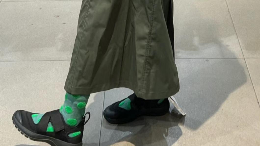 常見的穿搭配上白襪或是不同繽紛顏色的襪子呈現出日系的可愛感。(圖/翻攝自小紅書)