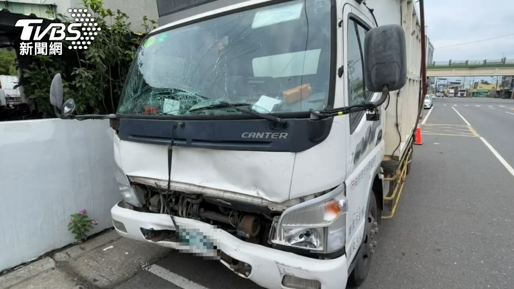嘉義六旬夫妻遭回收車猛撞 噴飛撞電杆、摔入水溝雙亡