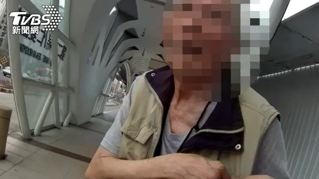 老翁獨自站在公車站附近徘徊。。（圖／TVBS）