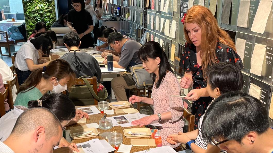 耗時2年籌備!法藝術家Aline訪台 傳授「手抄裝飾藝術」超吸睛