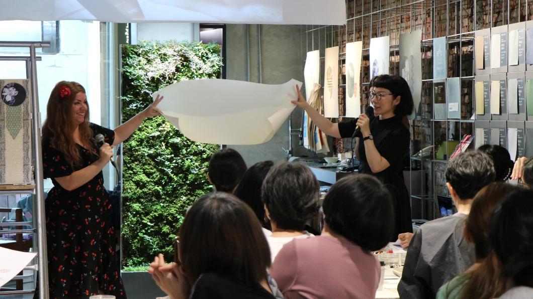 Aline Falco(左)來台舉辦聯名合作系列講座與工作坊,吸引許多學員慕名前來。(圖/FENKO鳳嬌催化室提供)
