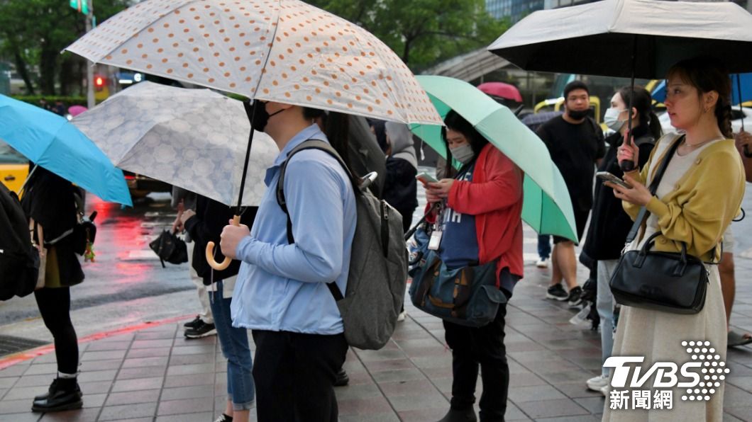 第二波鋒面從今(25)天開始影響台灣,全島易有短暫陣雨或雷雨。(圖/胡瑞麒攝)
