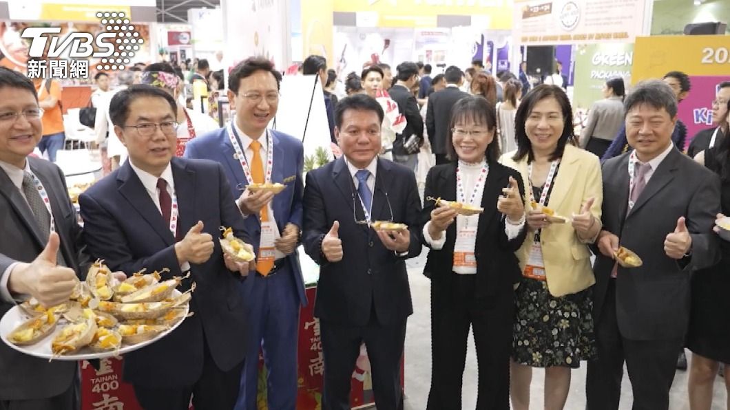 黃偉哲行銷台南產品 新加玻秀國旗蘭花吸睛