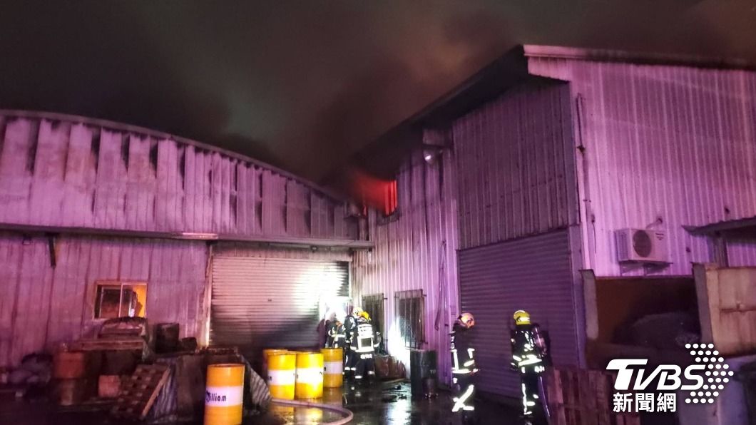 快訊/台中鐵皮工廠竄火舌!百坪倉庫全面燃燒 68人急灌救