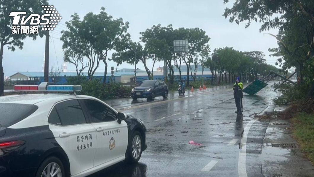 員警前往現場協助疏導交通,通報台電與廠商前往搶修。(圖/TVBS)